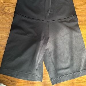 Aritzia 7” black biker shorts. Xs